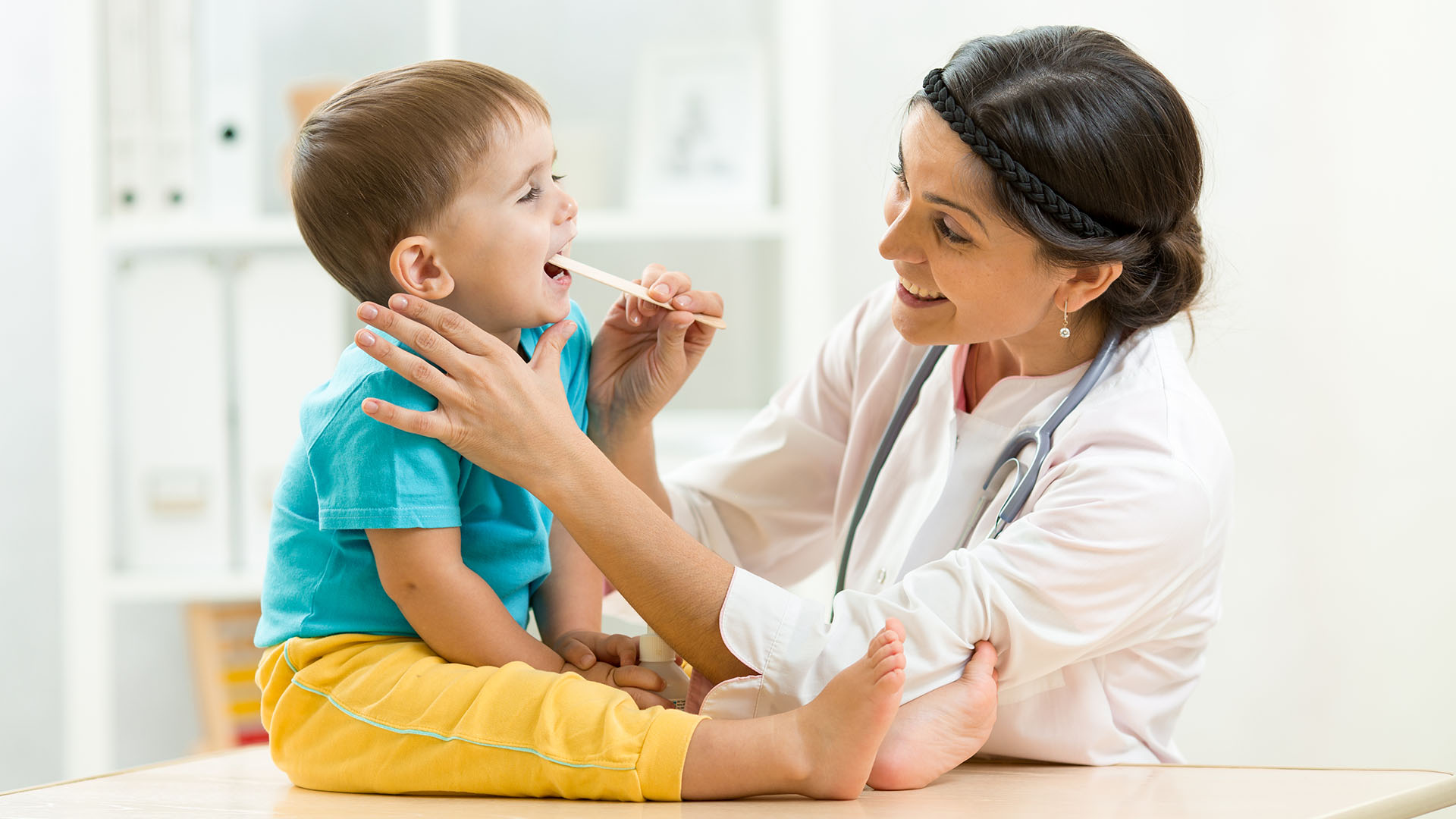 Anestesióloga pediatra atendiendo a un niño